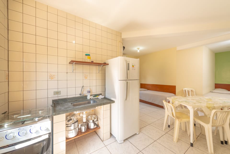 Quarto Octuplo (Ar Condicionado) | Private kitchen | Fridge, microwave, oven, cookware/dishes/utensils