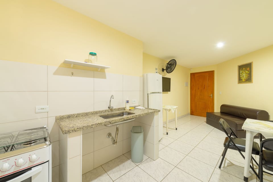 Adaptado luxo (Ar Condicionado) | Private kitchen | Fridge, microwave, oven, cookware/dishes/utensils