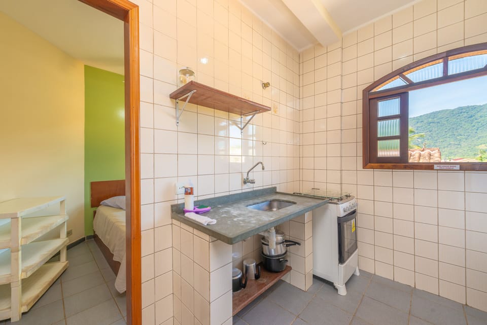 Quarto Quíntuplo (Ar Condicionado) | Private kitchen | Fridge, microwave, oven, cookware/dishes/utensils
