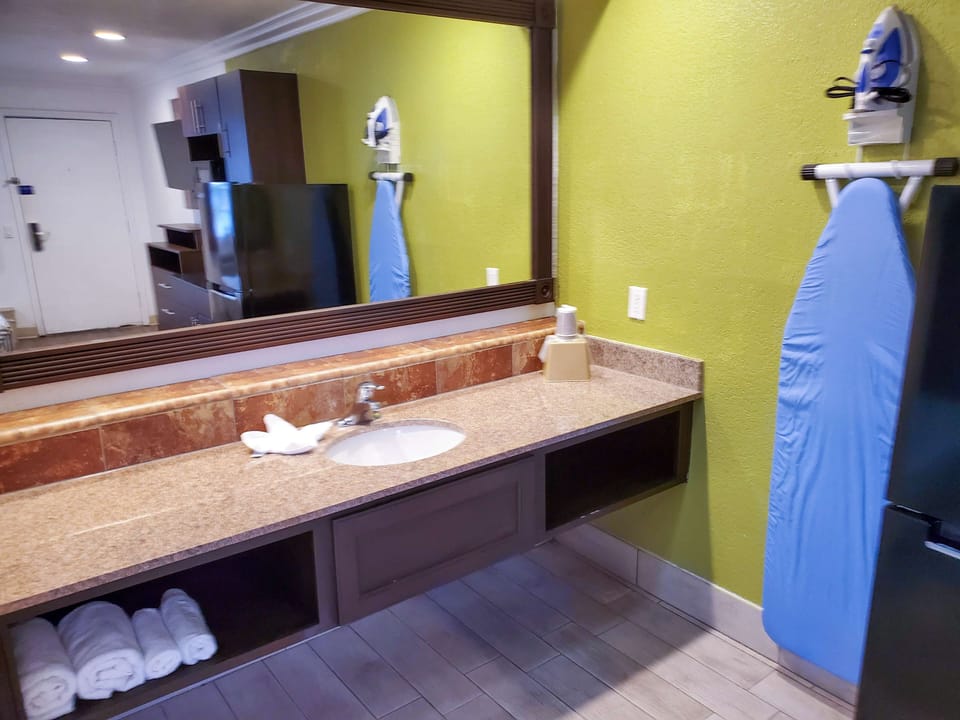 Combined shower/tub, towels