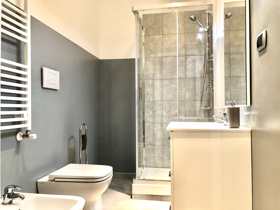 Double Room | Bathroom | Shower, free toiletries, hair dryer, towels
