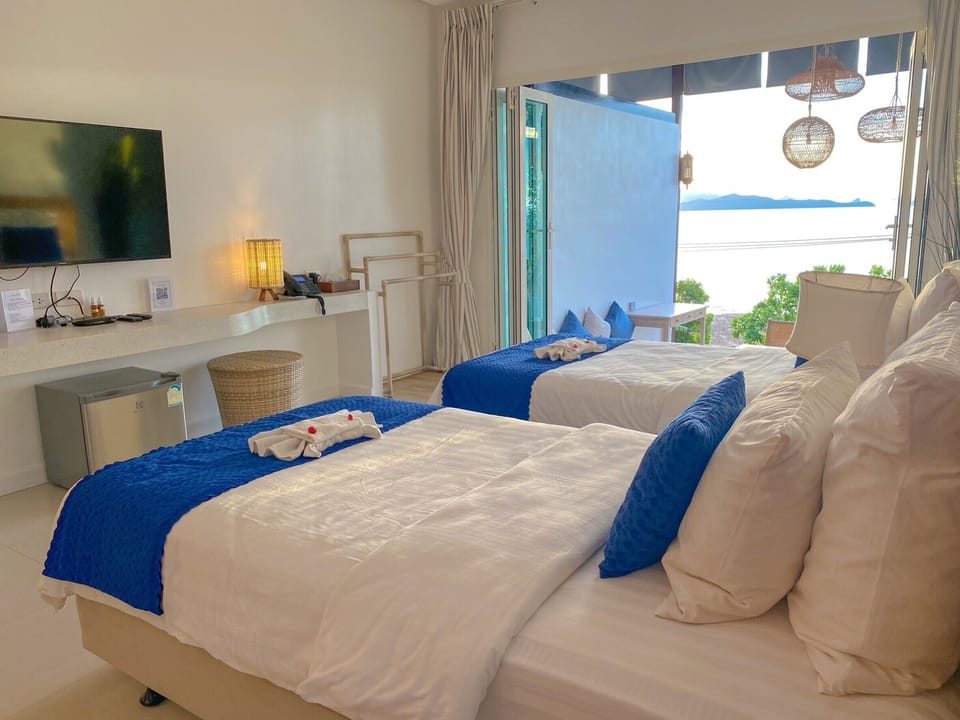 Deluxe Sea View Twin | Minibar, in-room safe, individually decorated, laptop workspace