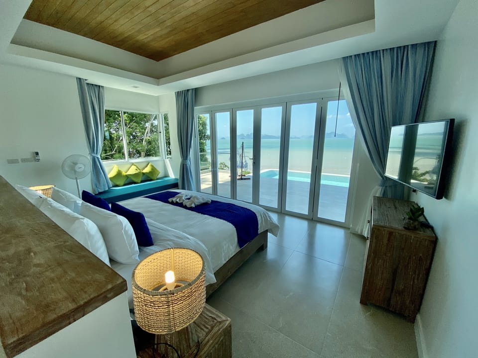 Deluxe Pool Access | Minibar, in-room safe, laptop workspace, blackout drapes