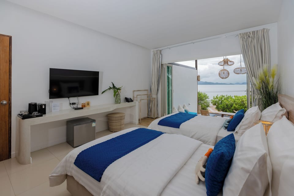 Deluxe Sea View Twin | Minibar, in-room safe, individually decorated, laptop workspace