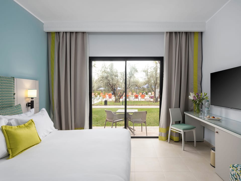 Standard Room, Pool View | Minibar, in-room safe, blackout drapes, soundproofing