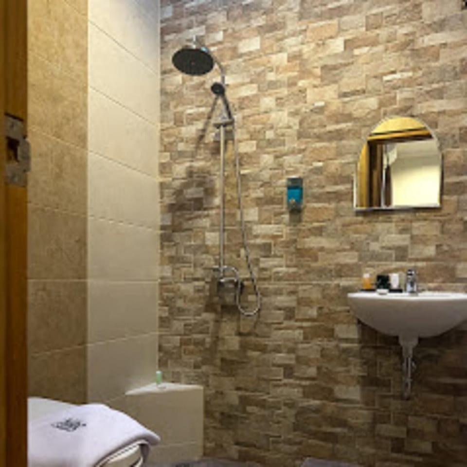 Shower, free toiletries, towels