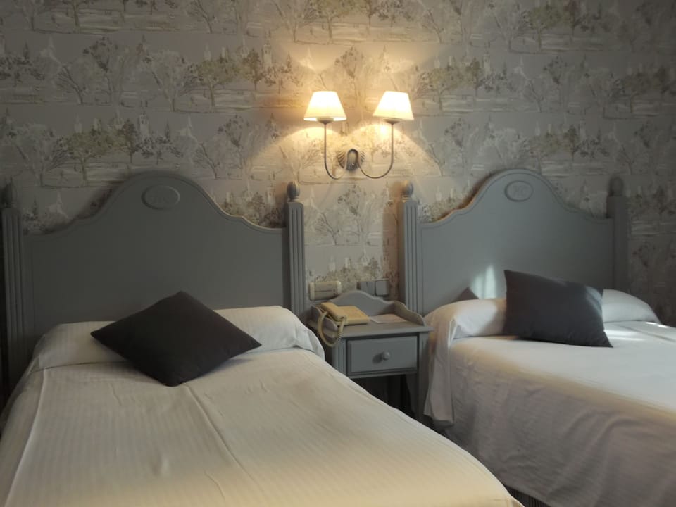 Minibar, desk, free WiFi, bed sheets