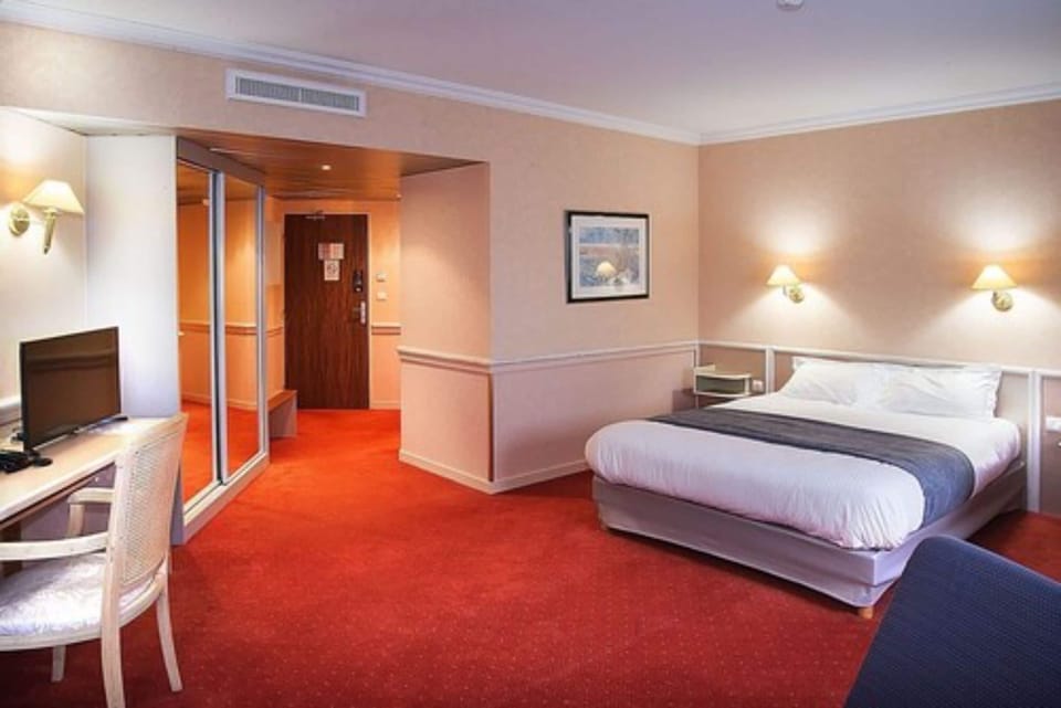 Family Room | In-room safe, desk, soundproofing, iron/ironing board