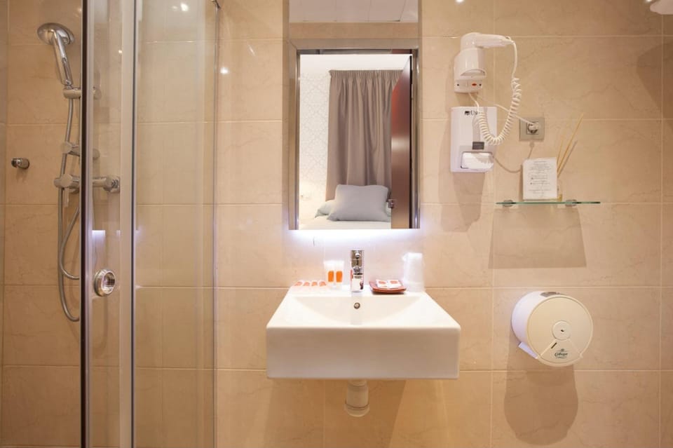 Single Room | In-room safe, desk, iron/ironing board, free cribs/infant beds
