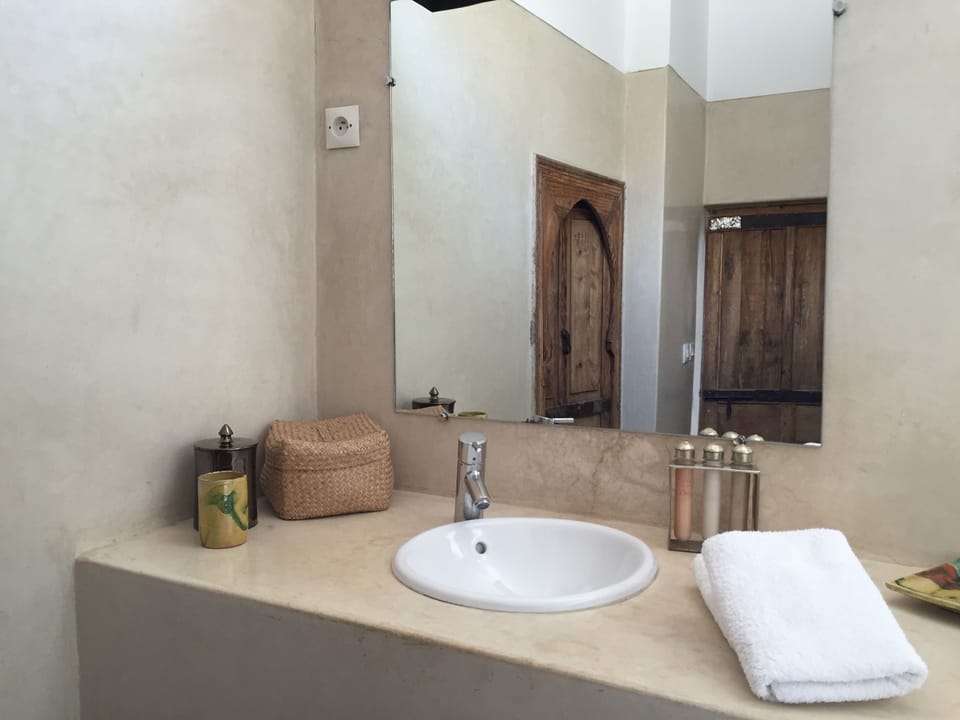 Junior Suite | Bathroom | Free toiletries, hair dryer, towels