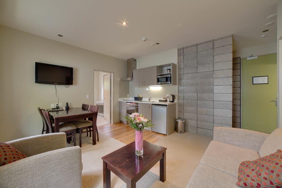 Two Bedroom Apartment (Downstairs) | Private kitchenette | Mini-fridge, microwave, stovetop, coffee/tea maker