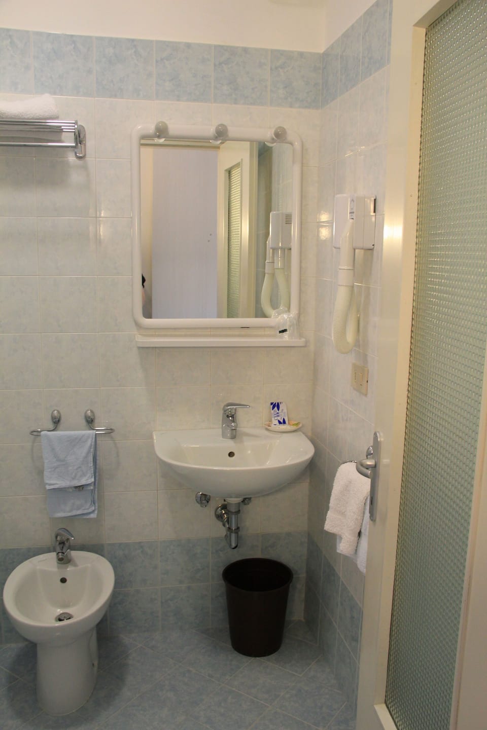 Single Room, Balcony | Bathroom | Shower, rainfall showerhead, free toiletries, hair dryer
