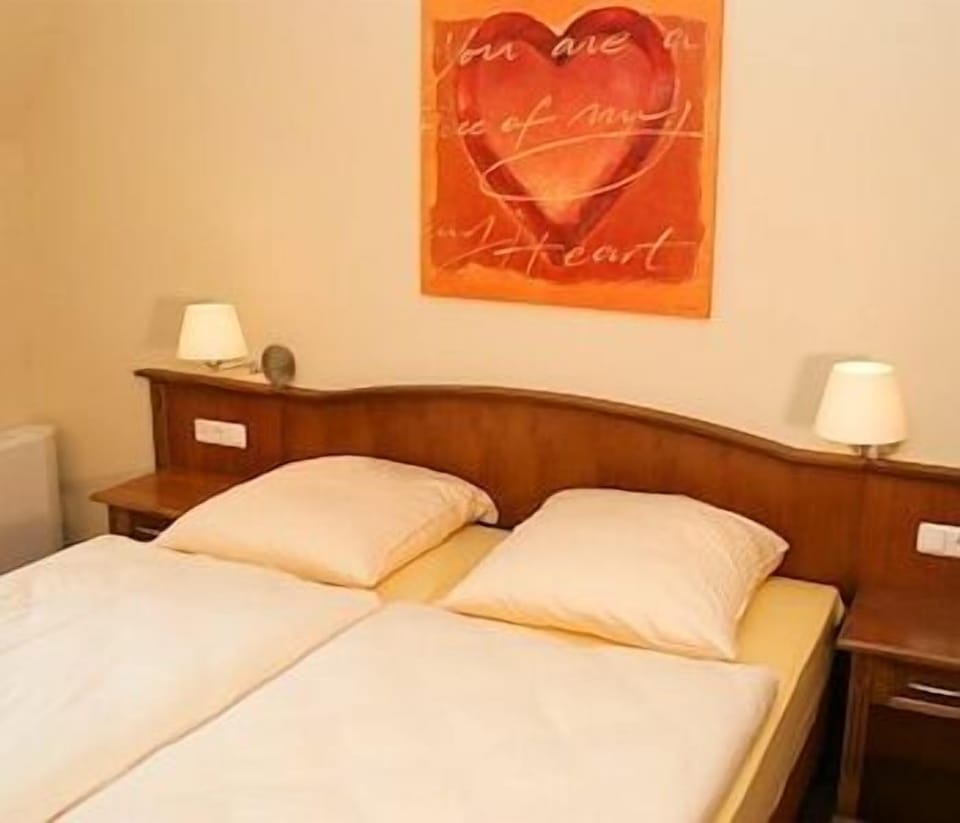 Individually furnished, desk, free WiFi, bed sheets