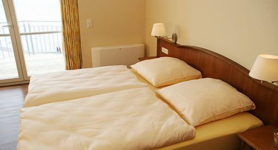 Individually furnished, desk, free WiFi, bed sheets