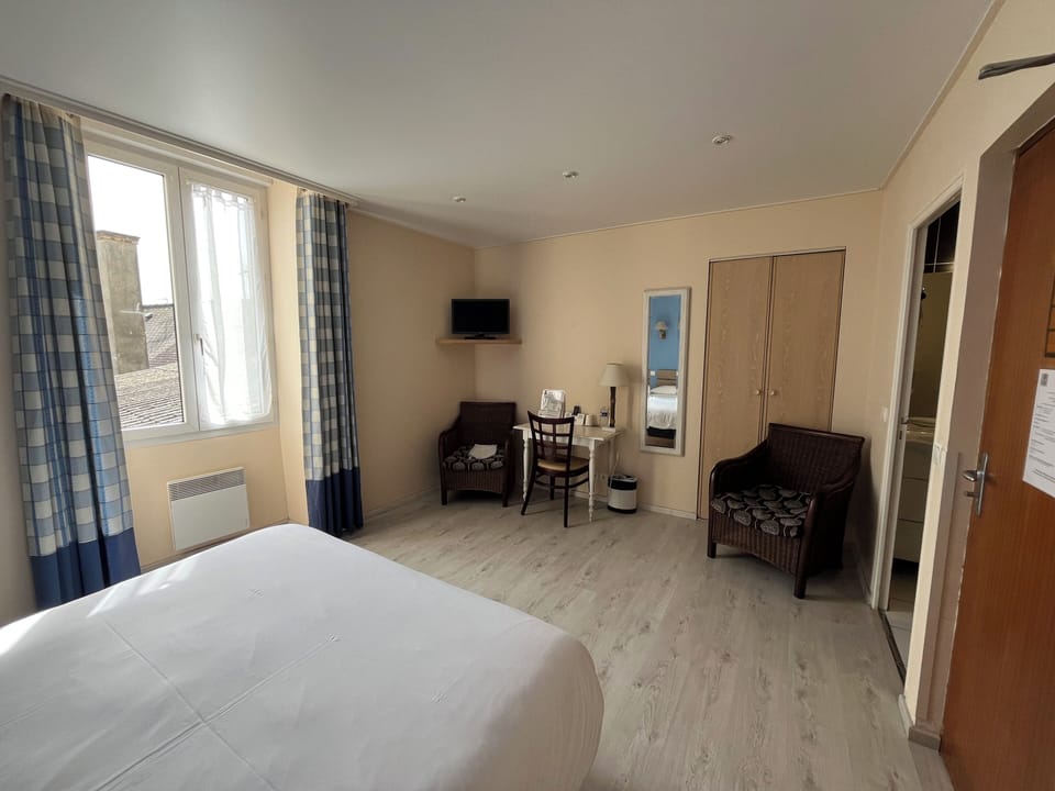 Double Room | Desk, blackout drapes, soundproofing, cribs/infant beds