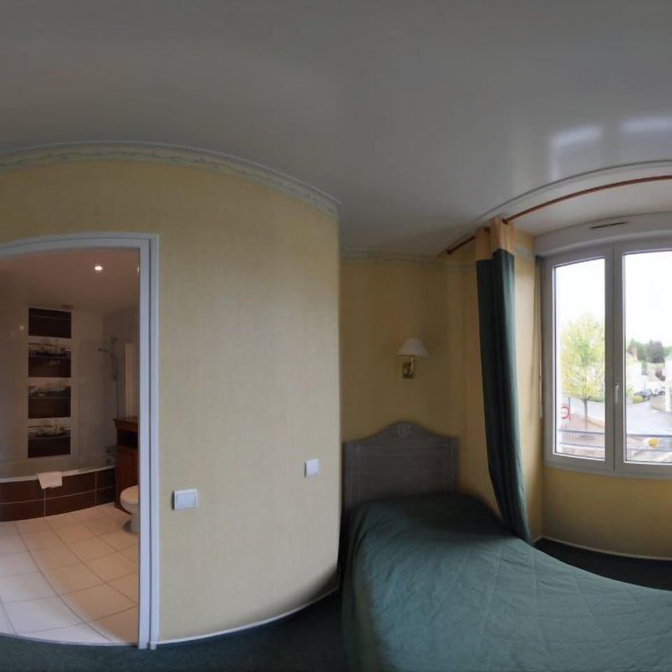 Single Room | Desk, blackout drapes, soundproofing, cribs/infant beds