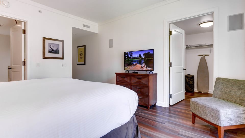 Guest en suite bathroom & oversized walk in closet