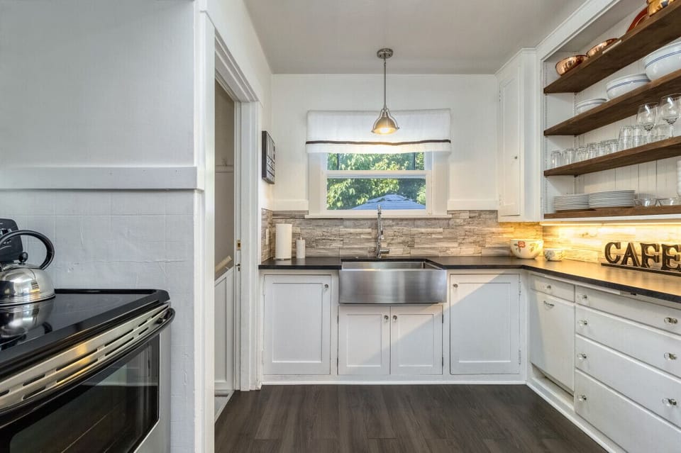 Kitchen complete with stainless steel oven
