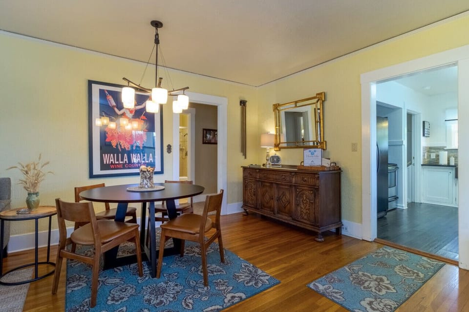 Cozy dining area next to the kitchen