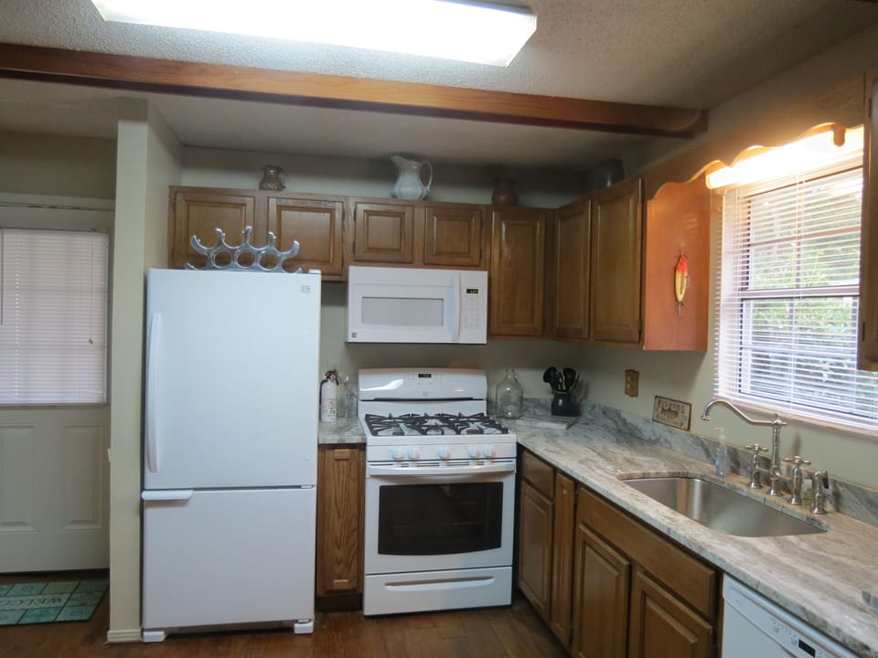 Kitchen; gas range, microwave, dishwasher