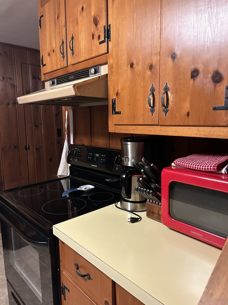 Fully equipped kitchen including microwave, knives, coffee maker, tea kettle
