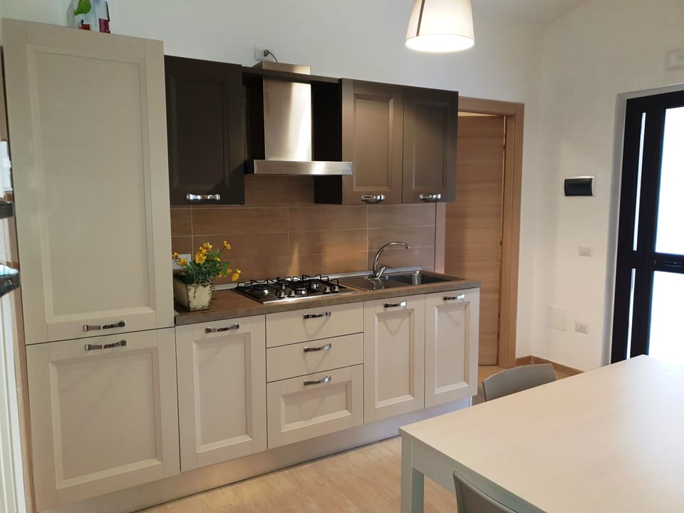 Full-size fridge, stovetop, cookware/dishes/utensils