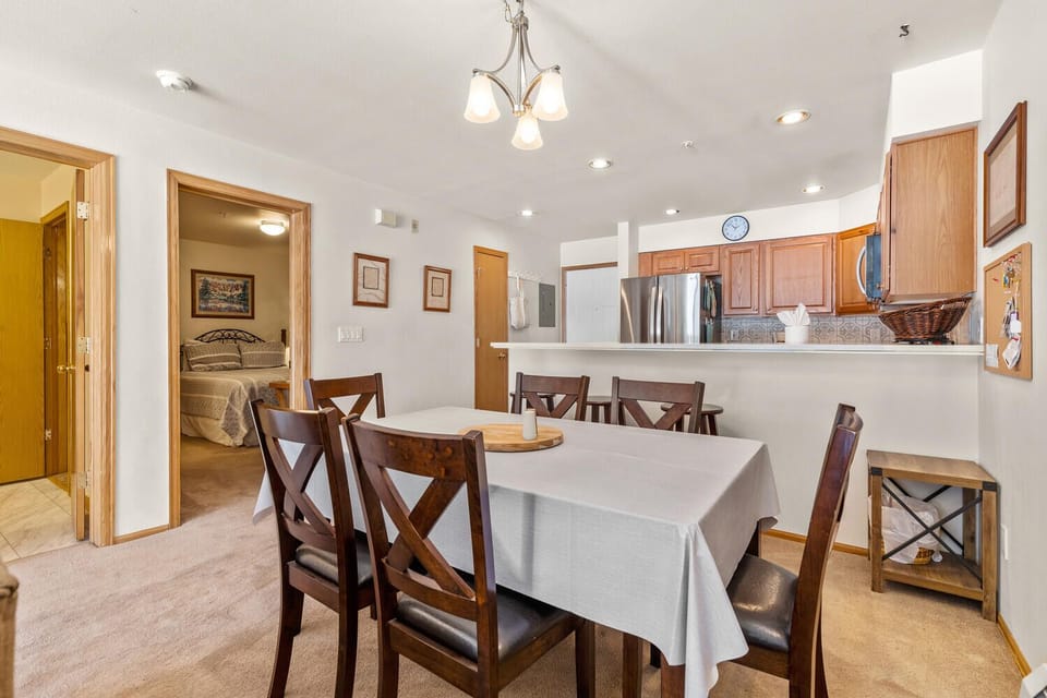 Dining area with expandable table