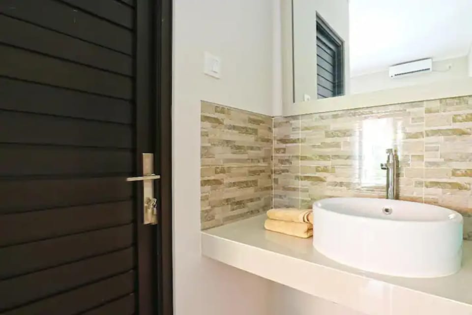 Standard Double Room | Bathroom | Shower, towels