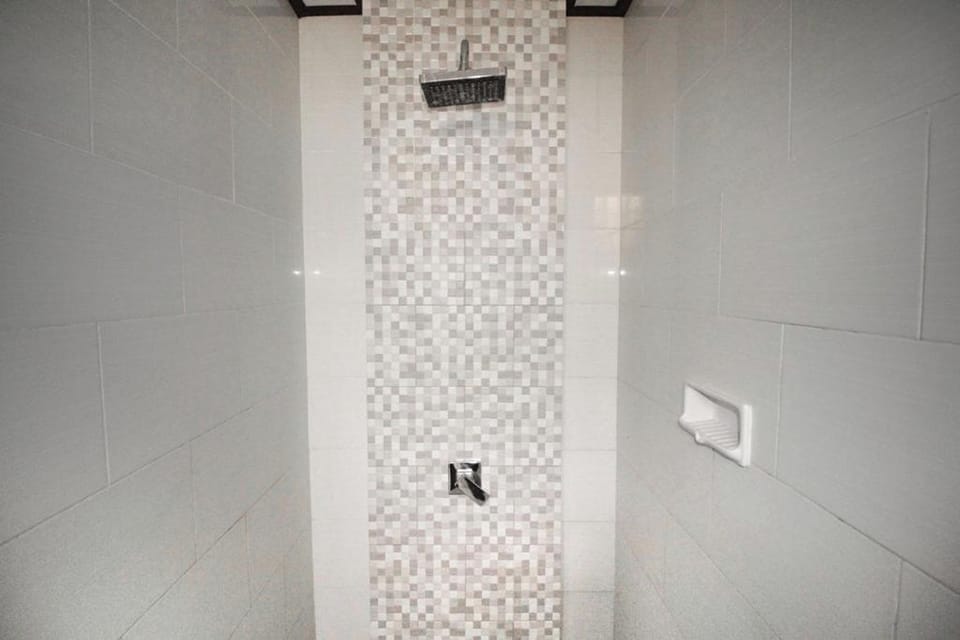 Deluxe Double Room | Bathroom | Shower, towels