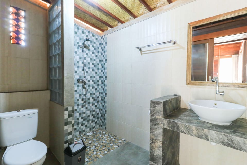 Superior Bungalow (AC) | Bathroom | Shower, hydromassage showerhead, free toiletries, towels