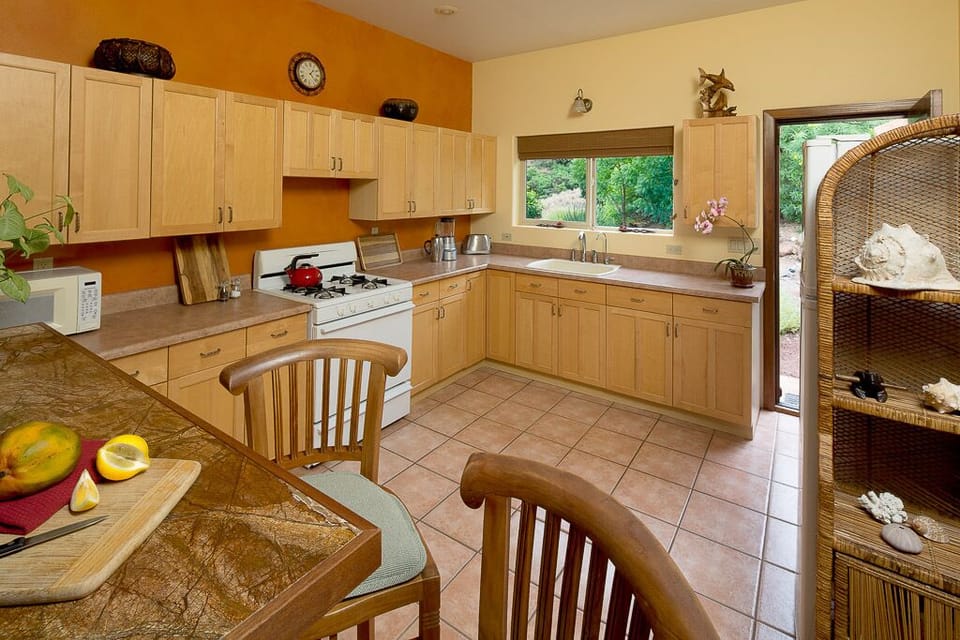 Spacious, well equipped kitchen for the cook who wants excellent knives, etc.
