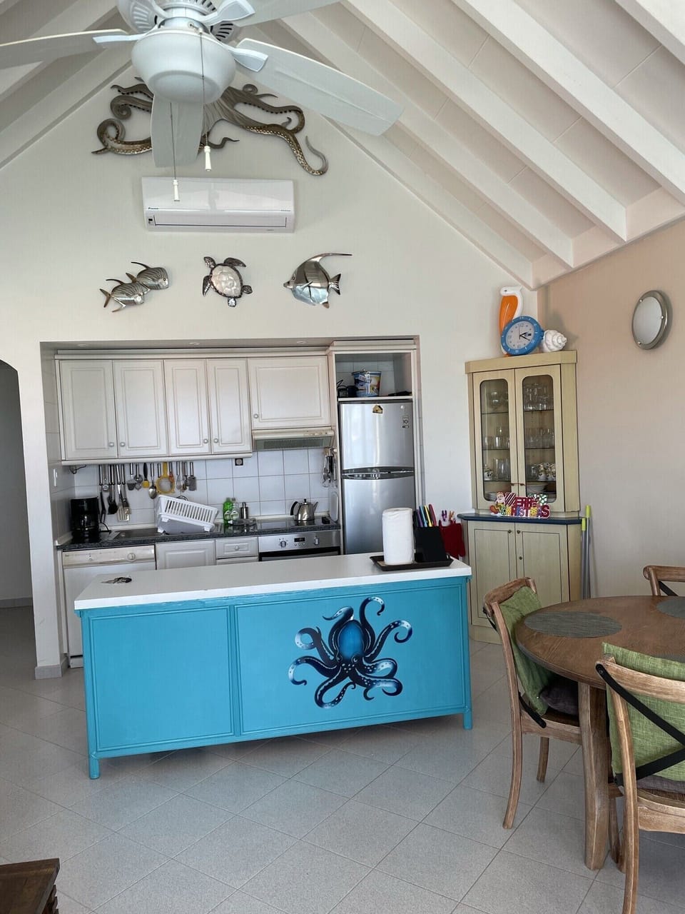 Fully stocked kitchen for the every day chef!
