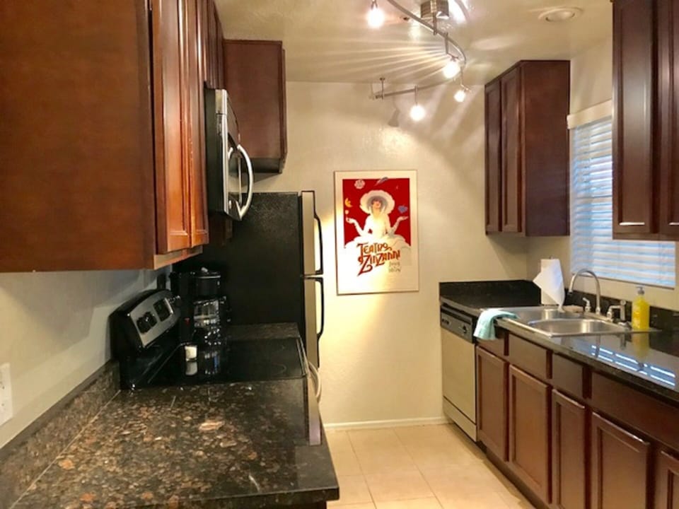 Full kitchen.