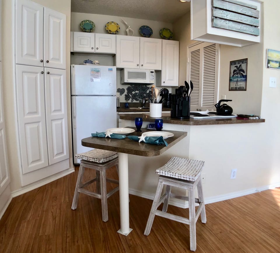 Made-to-order breakfast nook with nifty contour swivel bar stools