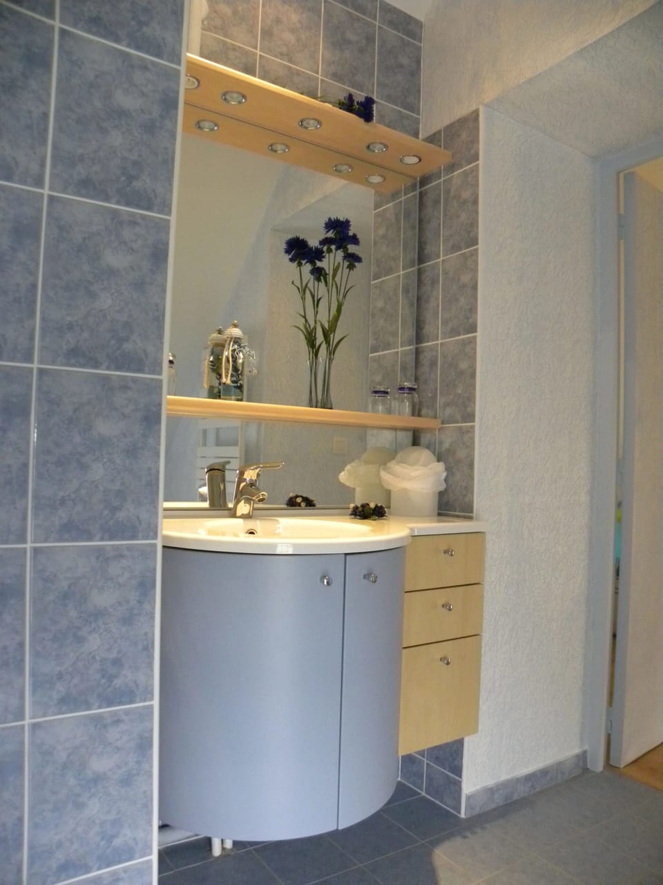 Classic Triple Room, Balcony, Garden View | Bathroom | Shower, hair dryer, towels, shampoo
