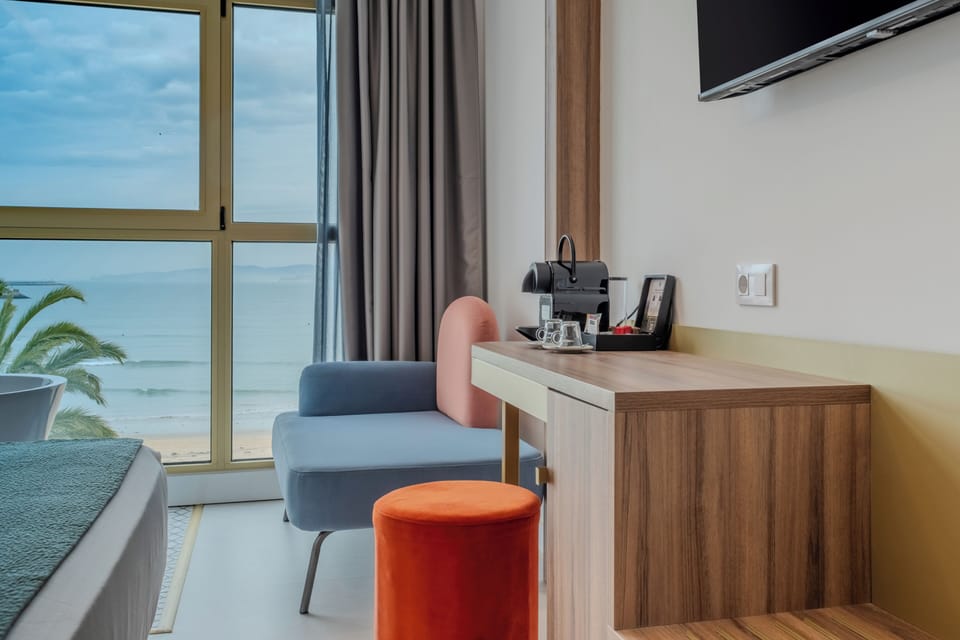 Room, 1 King Bed, Non Smoking | Minibar, in-room safe, desk, blackout drapes