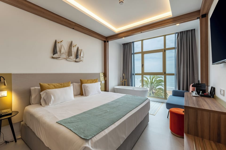 Room, 1 King Bed, Non Smoking | Minibar, in-room safe, desk, blackout drapes