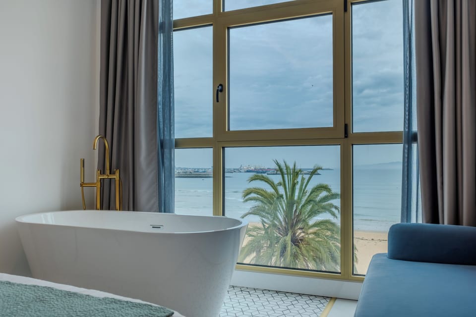 Room, 1 King Bed, Non Smoking | Minibar, in-room safe, desk, blackout drapes