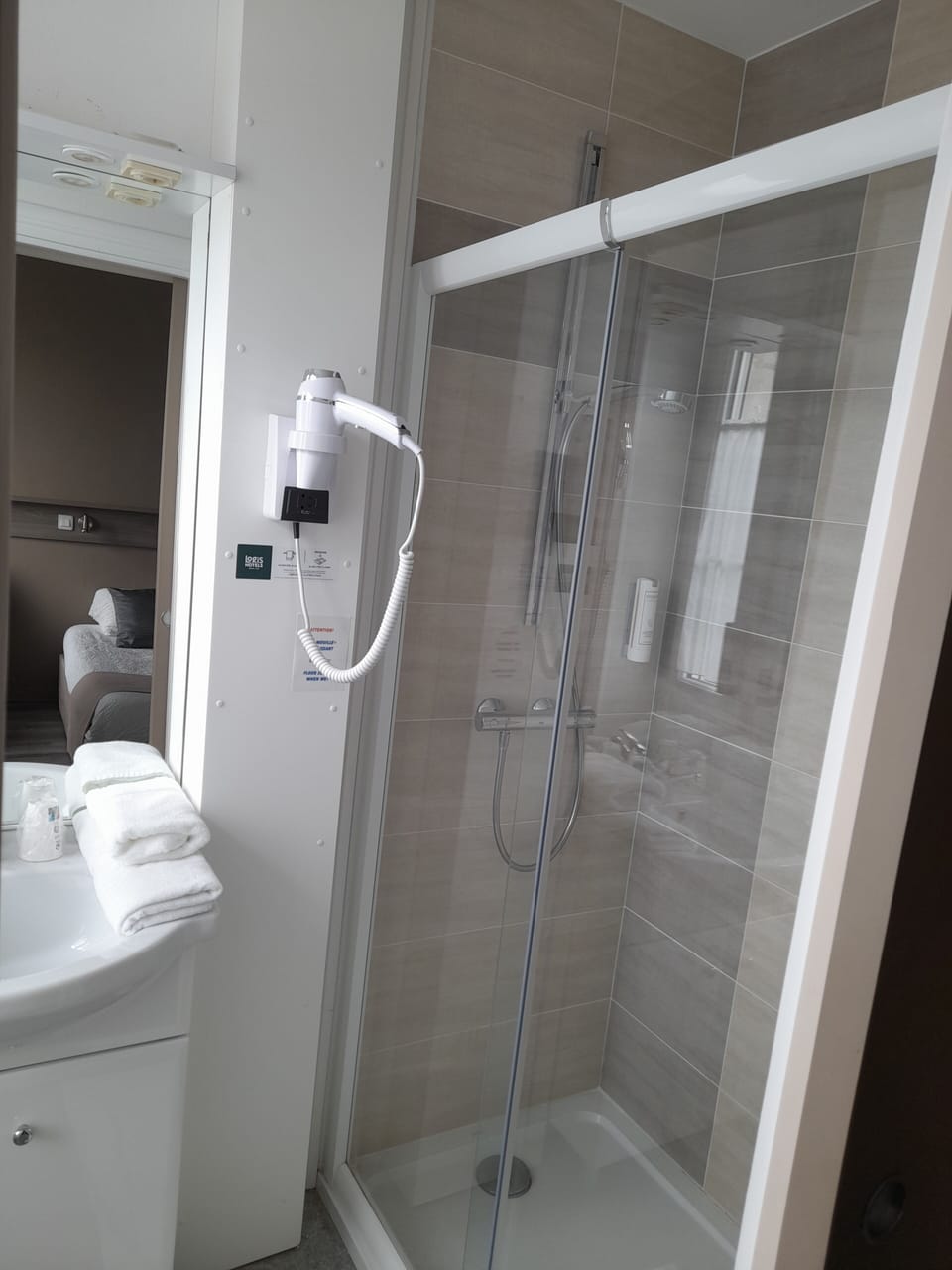 Classic Triple Room | Bathroom | Shower, free toiletries, hair dryer, towels