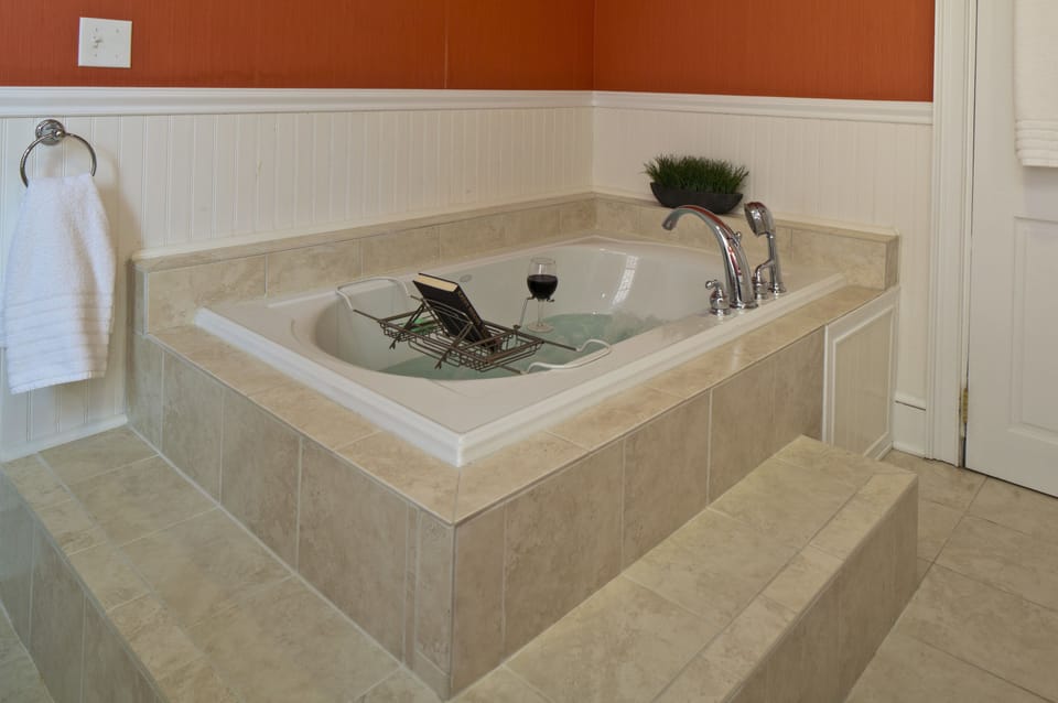 Traditional Room, 1 King Bed, Ensuite, City View | Jetted tub