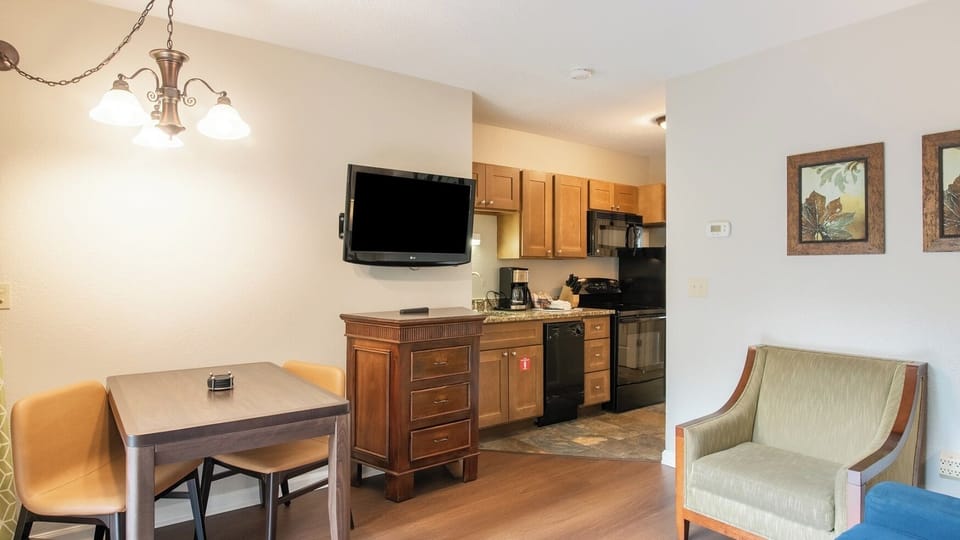 Living & Kitchen • Dining Table, Wall TV & Full Kitchen
