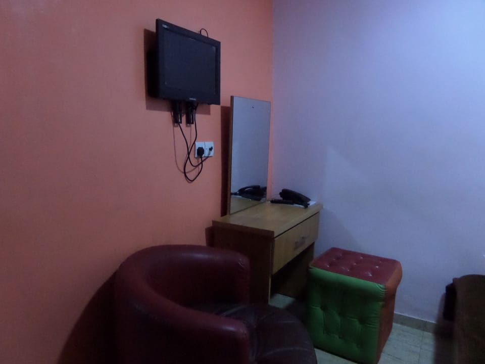 Presidential Room, 1 Queen Bed, Non Smoking | 1 bedroom, free WiFi