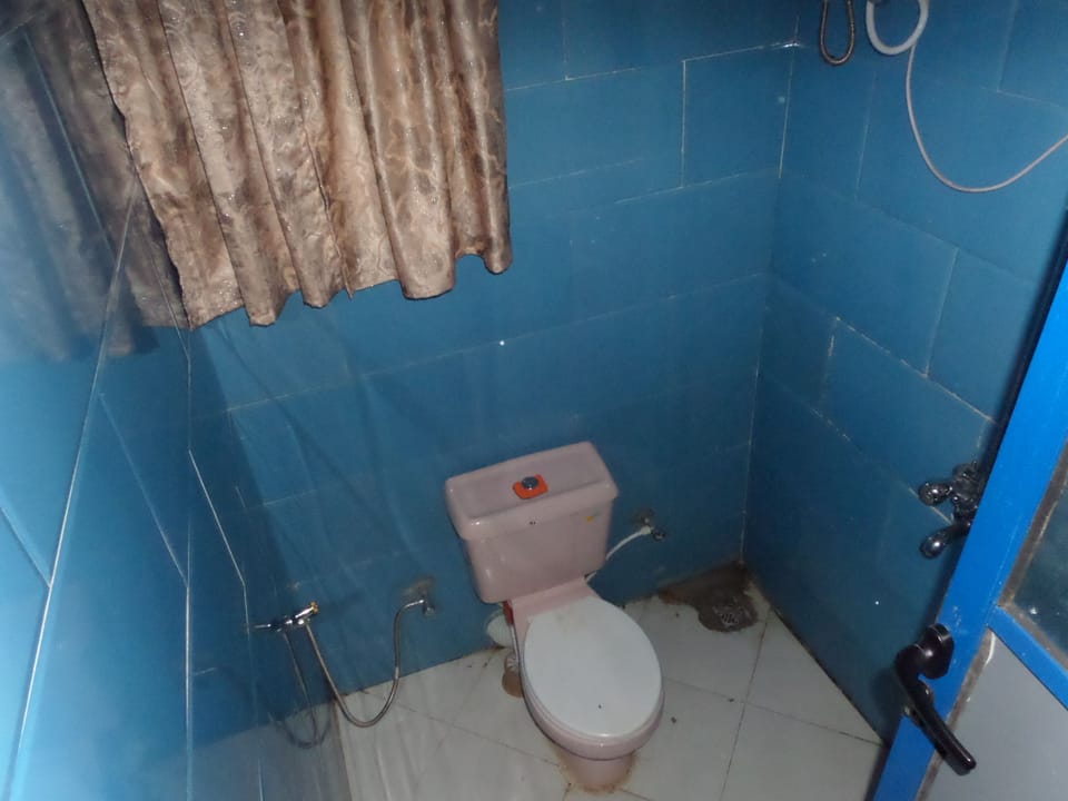 Royal Room, 1 Queen Bed, Non Smoking | Bathroom | Shower, towels