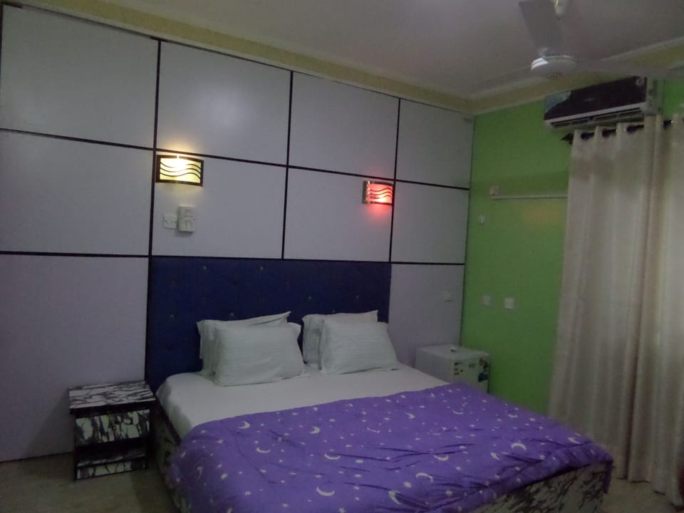 Deluxe Room, 1 Queen Bed, Non Smoking | 1 bedroom, free WiFi