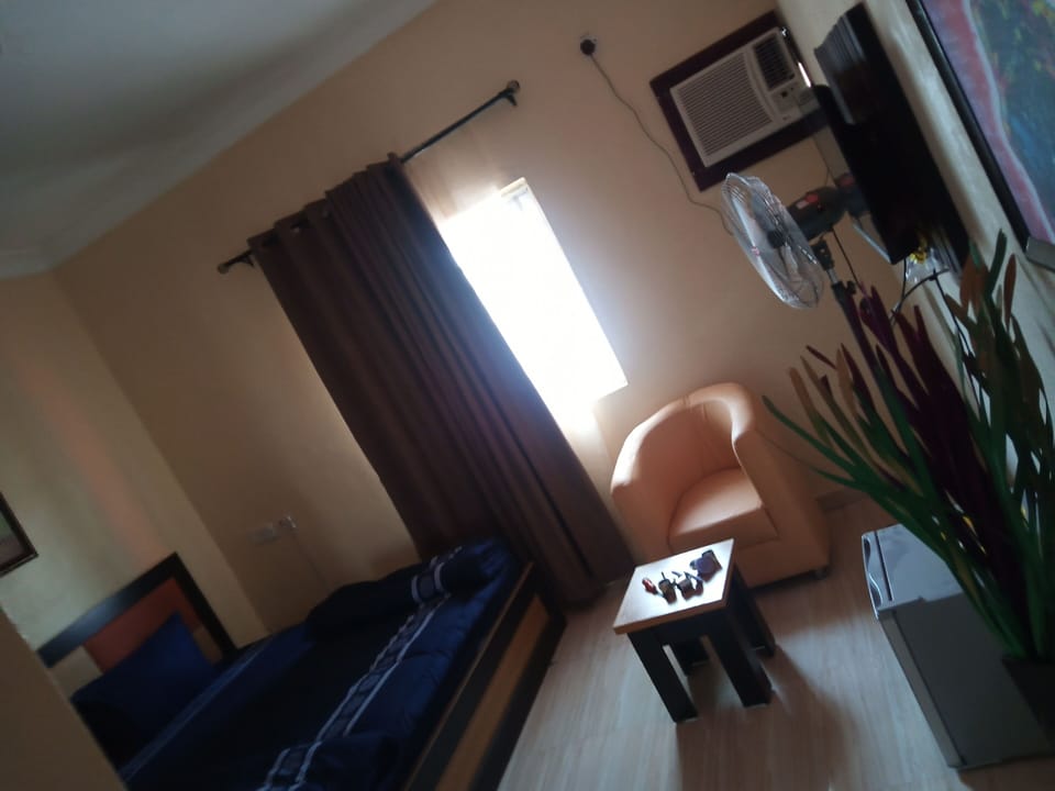Presidential Room, 1 Queen Bed, Non Smoking | 1 bedroom, free WiFi