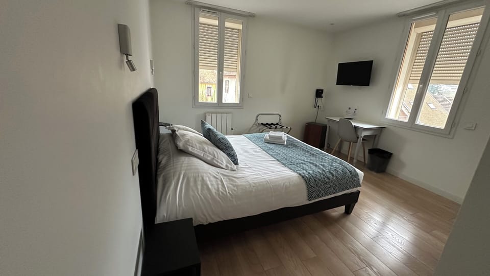 Comfort Double Room, 1 Queen Bed, Non Smoking | Minibar, soundproofing, free WiFi, bed sheets