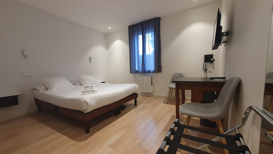 Minibar, soundproofing, free WiFi, bed sheets