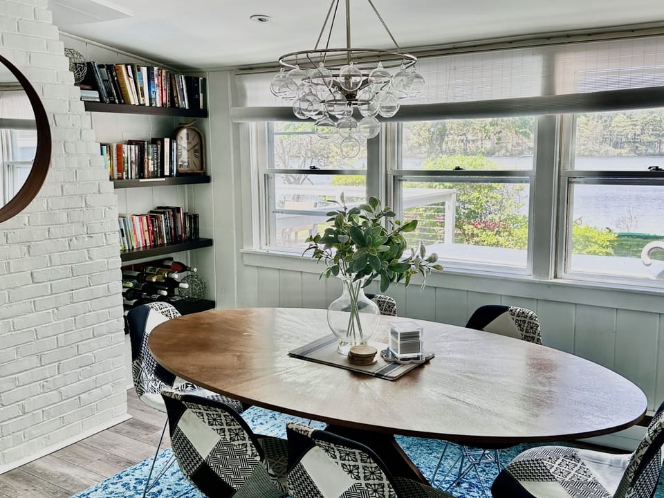 There’s a small library in the dining room.
If you don’t finish a book, keep it!