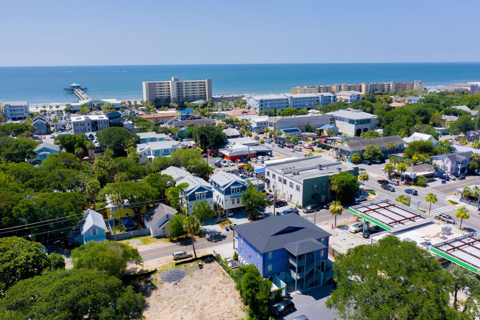 Showing distance from the beach to the apartment building. The apartment is a 5-8 min walk to the beach and just a block from Center Street with local eateries, shops, and entertainment.