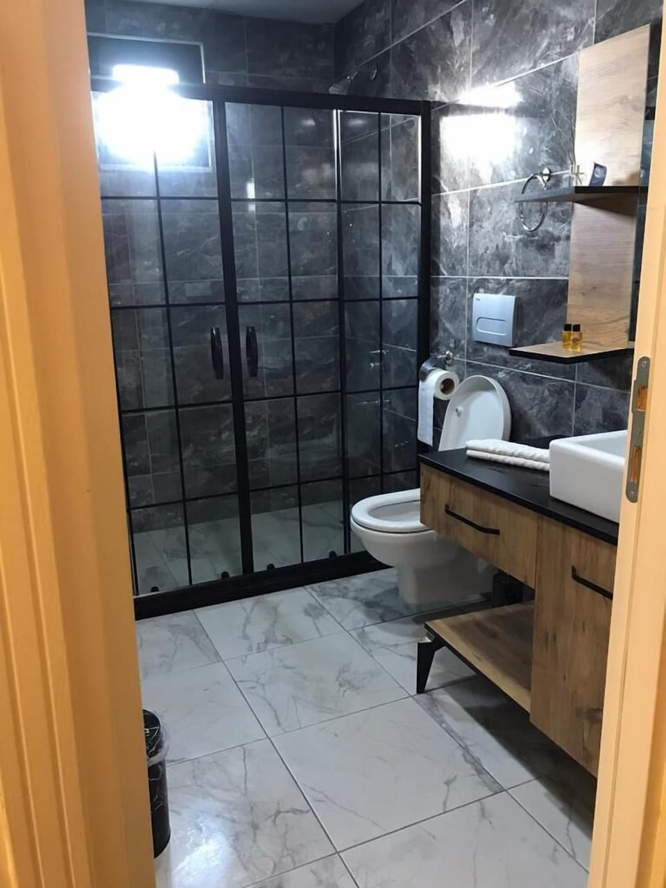 Studio Suite | Bathroom | Shower, free toiletries, hair dryer, slippers